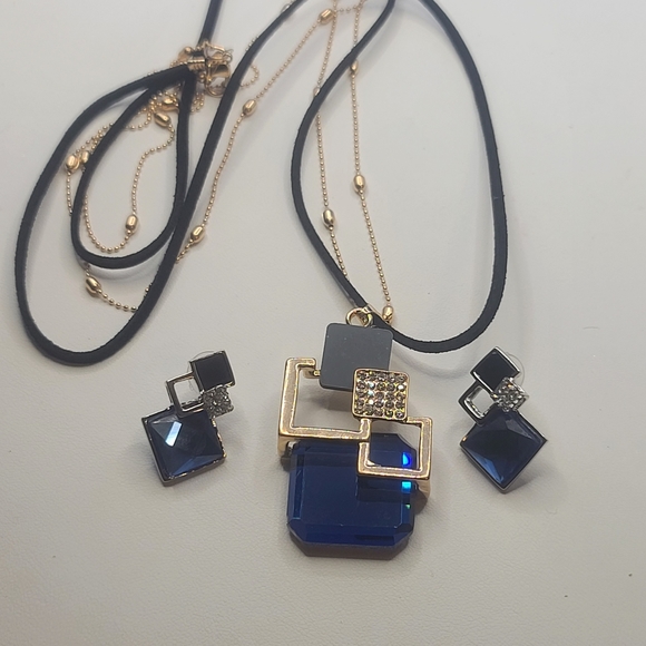 NWT Crystal Geometric Necklace & Earrings - Picture 10 of 10